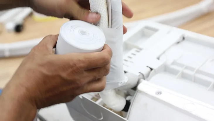 Lắp dây đồng và quấn cách nhiệt cho ống máy điều hòa