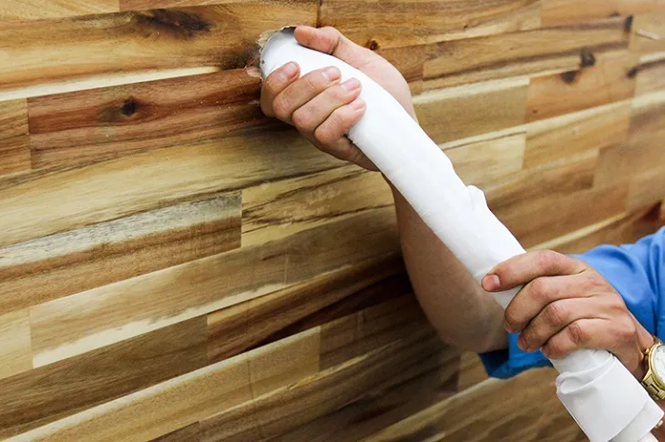 Kỹ thuật viên bẻ ống dây đồng để kết nối với dàn nóng khi lắp máy điều hòa