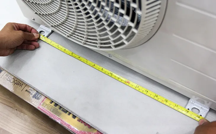 Đo đạc vị trí chân đế chuẩn xác trước khi lắp đặt dàn nóng máy điều hòa