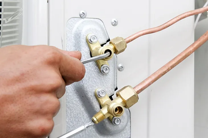 Kiểm tra van gas bằng khóa lục giác sau khi lắp máy điều hòa