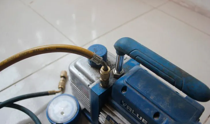 Kết nối đồng hồ áp suất với máy hút chân không