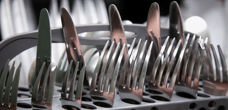 Đảm bảo không có vật dụng nào cản trở cánh tay phun nước quay tự do để máy rửa chén hoạt động hiệu quả.