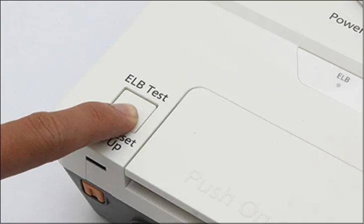 Người dùng đang thực hiện kiểm tra ELCB trên máy nước nóng Panasonic DH 3RP2, đảm bảo tính năng chống giật hoạt động