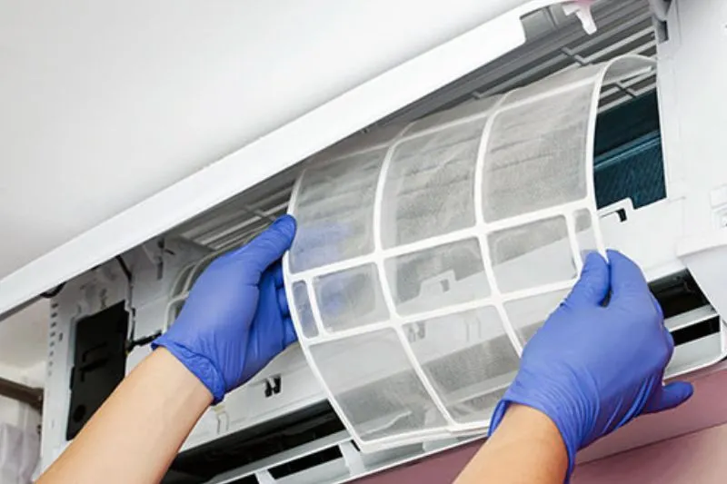 Vệ sinh lưới lọc máy lạnh Panasonic R32 định kỳ để đảm bảo không khí trong lành