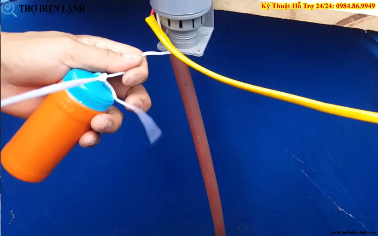 Thợ lắp 2 phao điện vào 1 máy bơm