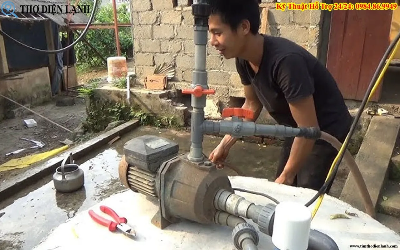 Thợ điện lạnh lắp đặt phao điện