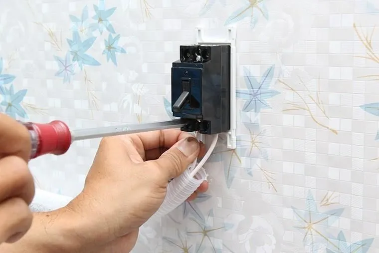 Cầu dao điện được lắp đặt cho máy lạnh Midea 9000BTU