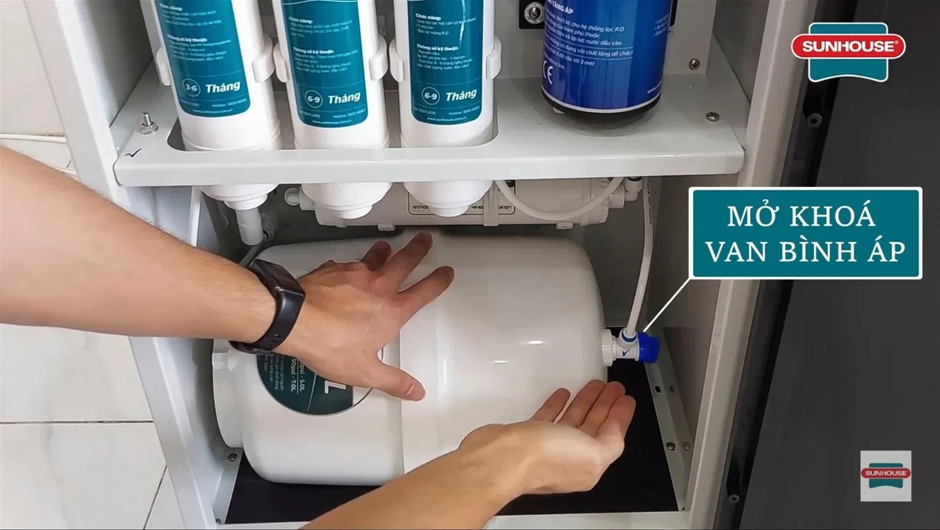 Lắp bình áp lại vị trí cũ trên hệ thống lọc, lắp lại đường ống dẫn nước và mở khóa van bình áp để nước tinh khiết chảy vào