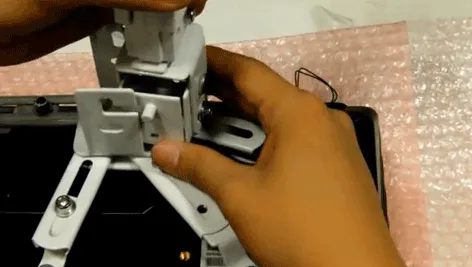 Lắp đặt giá treo máy chiếu an toàn, kết nối máy chiếu với giá đỡ chắc chắn