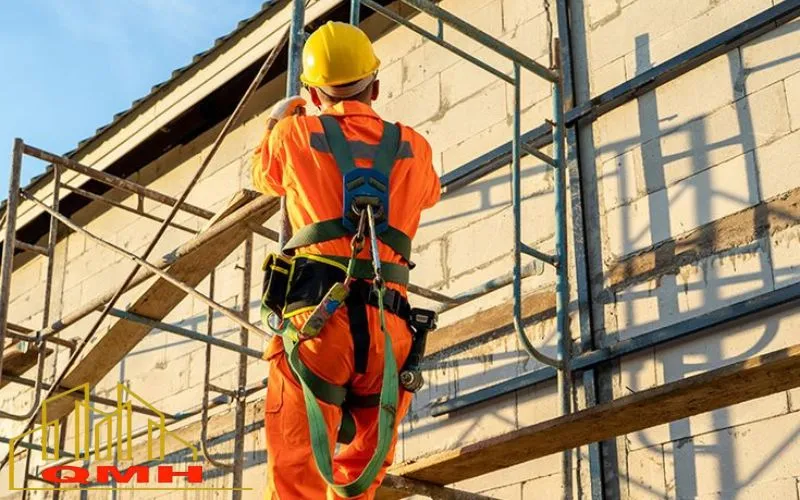 Quy trình lắp đặt khung giàn giáo theo từng bước, đảm bảo các giằng chéo được cố định chắc chắn