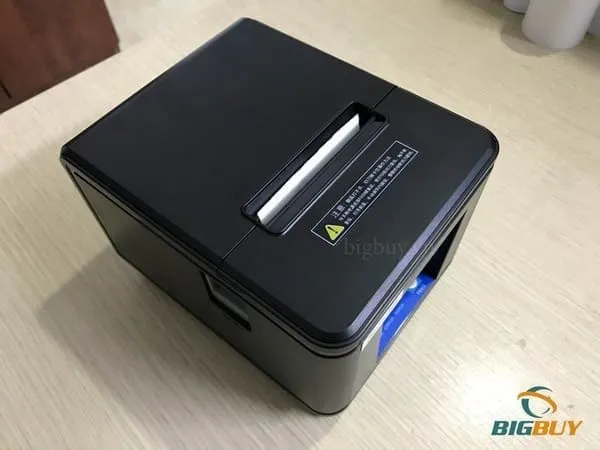 Đóng nắp máy POS và kéo giấy in thừa ra ngoài