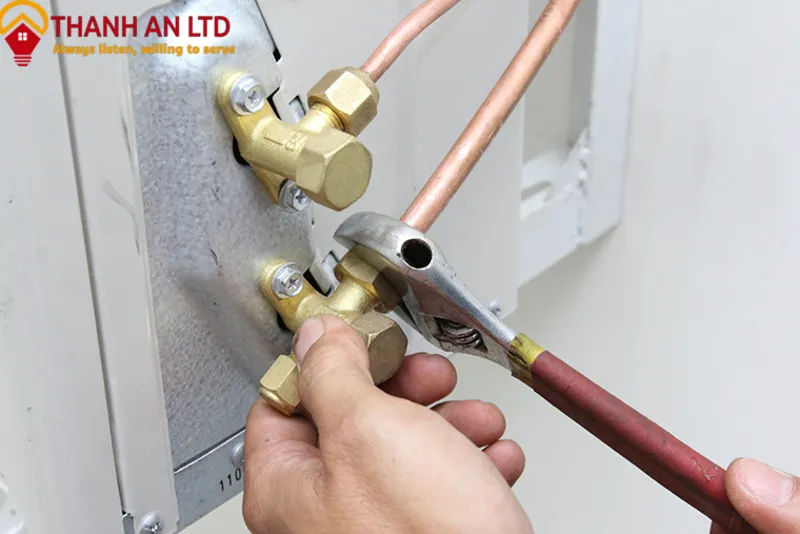 Siết chặt ống đồng bằng cờ lê khi lắp dàn nóng theo hướng dẫn tự lắp điều hòa