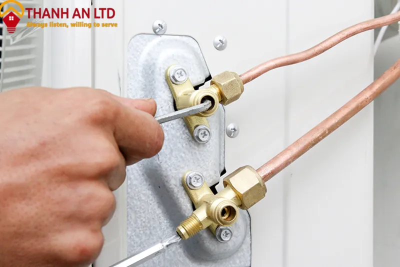 Kiểm tra van gas bằng khóa lục giác trong quy trình hướng dẫn tự lắp điều hòa