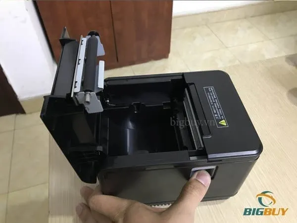 Mở nắp và tắt nguồn máy POS trước khi lắp giấy