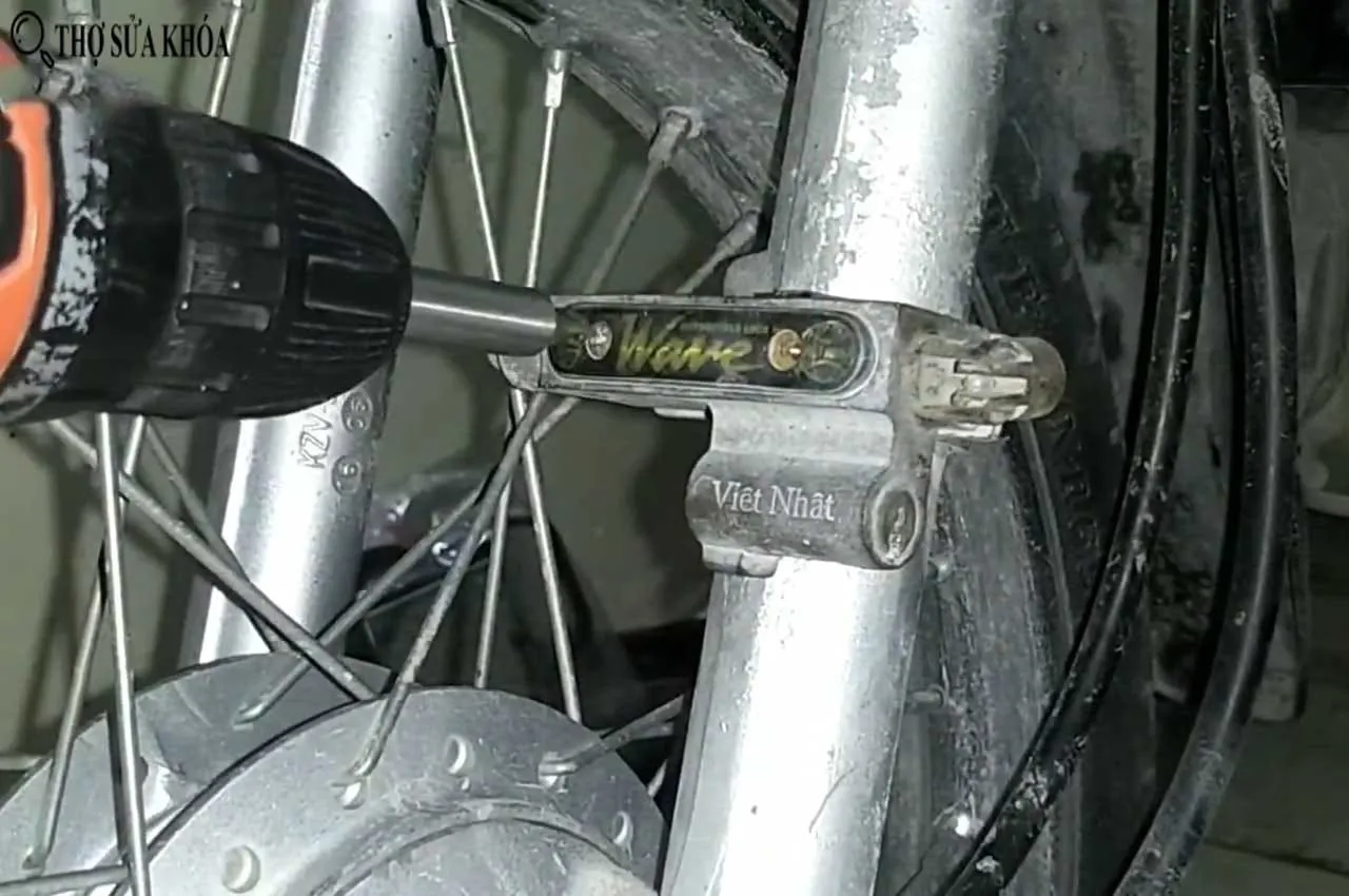 Thực hiện tháo lắp các bộ phận phụ trợ của xe máy Wave