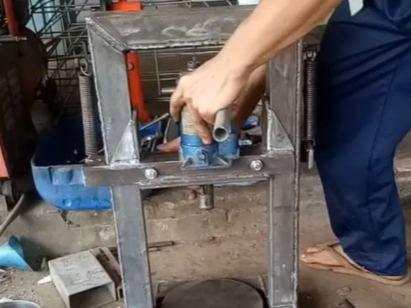 Lắp kích thủy lực vào thân máy