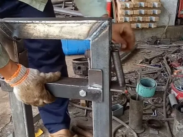 Móc lò xo vào 2 bên và nối với hộp thép đã lắp vào khung trước đó