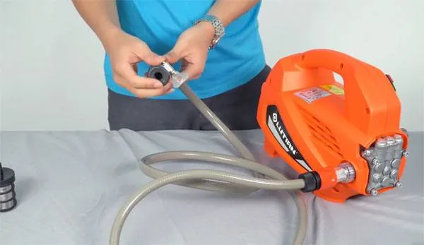 Lắp cút nối vào vòi nước lên dây nước cấp