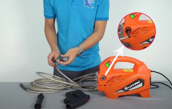Lắp dây phun áp lực vào vị trí nước ra trên thân máy