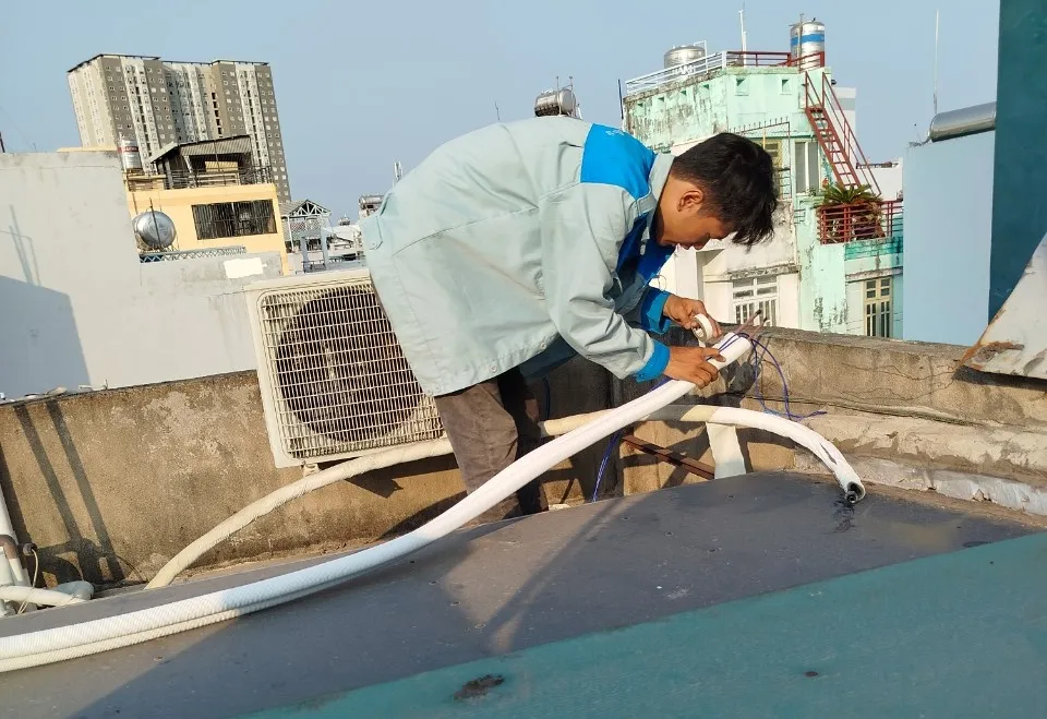 Lắp đặt ống đồng và ống thoát nước cho máy lạnh Sharp