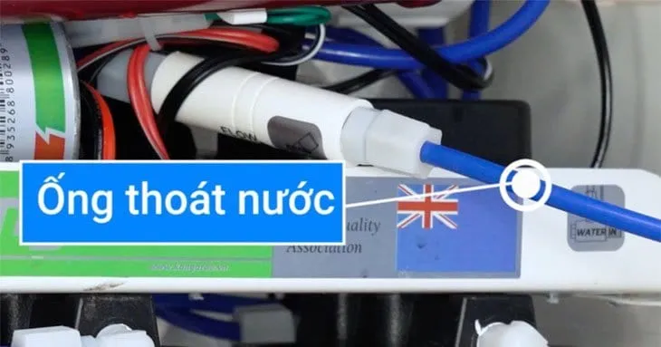 Lắp ống thoát nước cho máy lọc nước treo tường