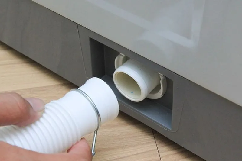 Hình ảnh đường ống xả nước đang được lắp đặt