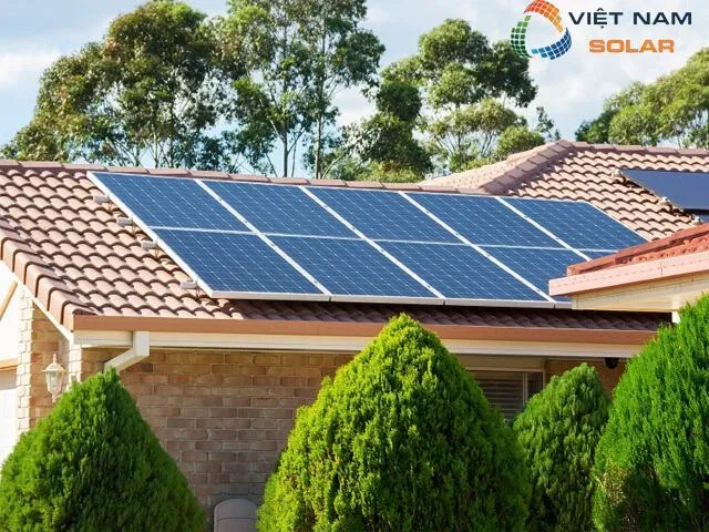Lắp đặt pin mặt trời trên mái ngói mang lại nhiều lợi ích