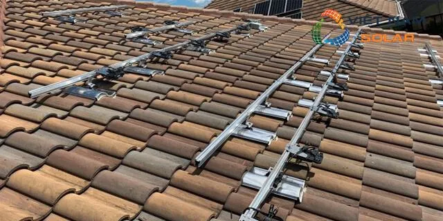 Hệ thống khung giàn đỡ trên kiểu ngói cong, cố định tấm pin hiệu quả