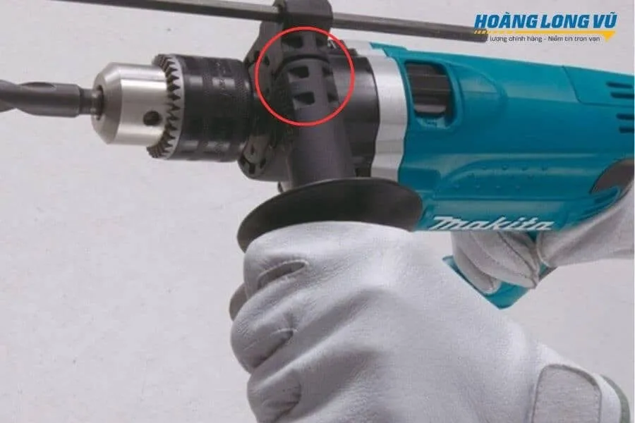 Hướng dẫn lắp đặt tay cầm phụ đúng cách giúp giảm rung lắc, một yếu tố trong Cách sửa máy khoan đục bê tông bị rung