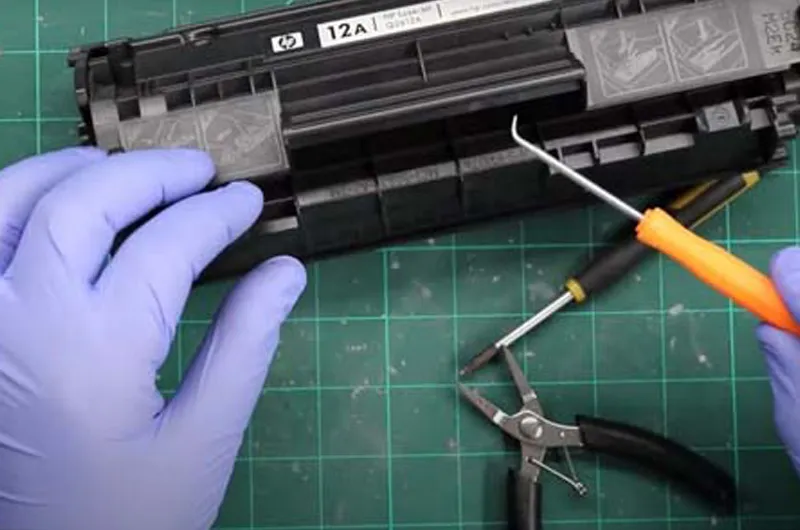 Tháo hộp mực máy in Canon 2900 với thao tác đơn giản