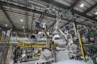 Kỹ sư chuyên nghiệp đang kiểm tra hệ thống dây chuyền lắp đặt tự động hóa, nhấn mạnh tầm quan trọng của việc chọn công ty lắp đặt uy tín