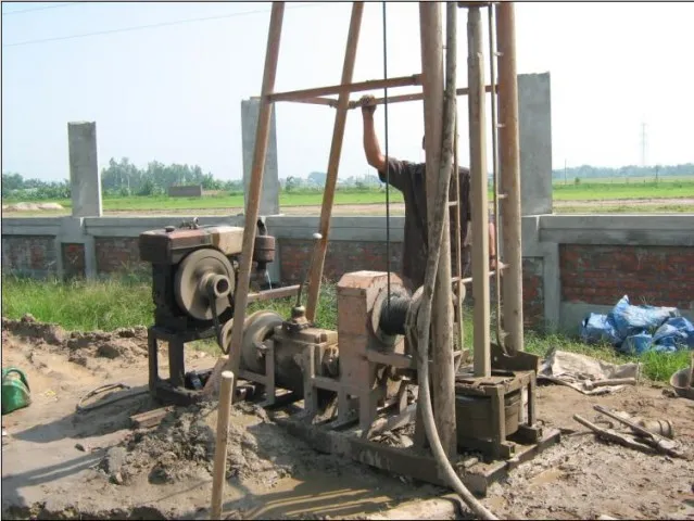 Một giếng khoan dân dụng điển hình với máy bơm nước, minh họa nhu cầu cấp thiết về allintitle:Cách chọn máy bơm giếng khoan phù hợp.