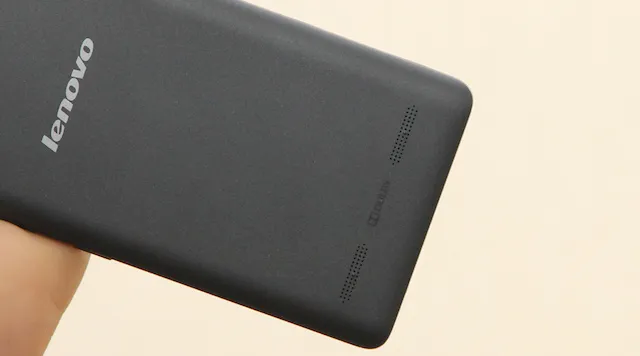 Hướng dẫn cách mở máy Lenovo A6000: Kiểm tra mặt lưng phủ nano trước khi tháo.