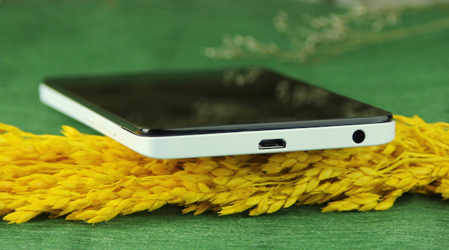 Cách mở máy Lenovo A6000 an toàn: Nhận diện các cạnh viền máy.