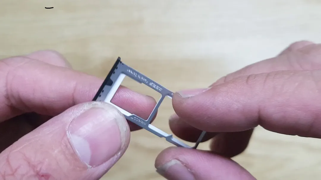 Hướng dẫn cách lắp sim vào máy Vivo với khay SIM kép và thẻ nhớ