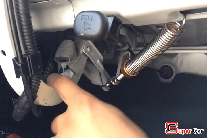 Minh họa vị trí lắp đặt lò xo nâng cốp tự động trên cốp xe