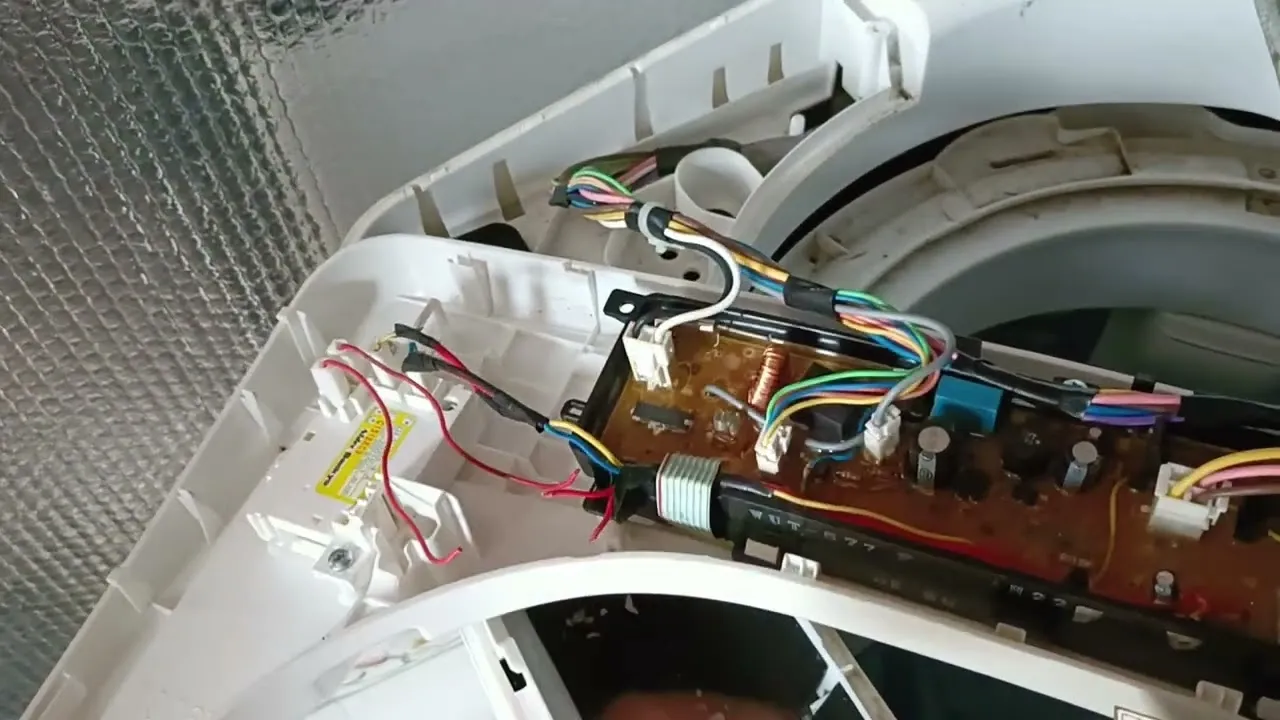 Kiểm tra dây cấp nguồn motor van xả là một bước quan trọng trong cách sửa lỗi E6 máy giặt Toshiba