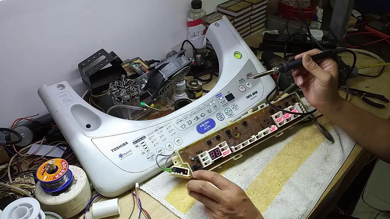 Bo mạch điều khiển máy giặt Toshiba bị lỗi là nguyên nhân phức tạp dẫn đến lỗi E6 và cần chuyên gia xử lý