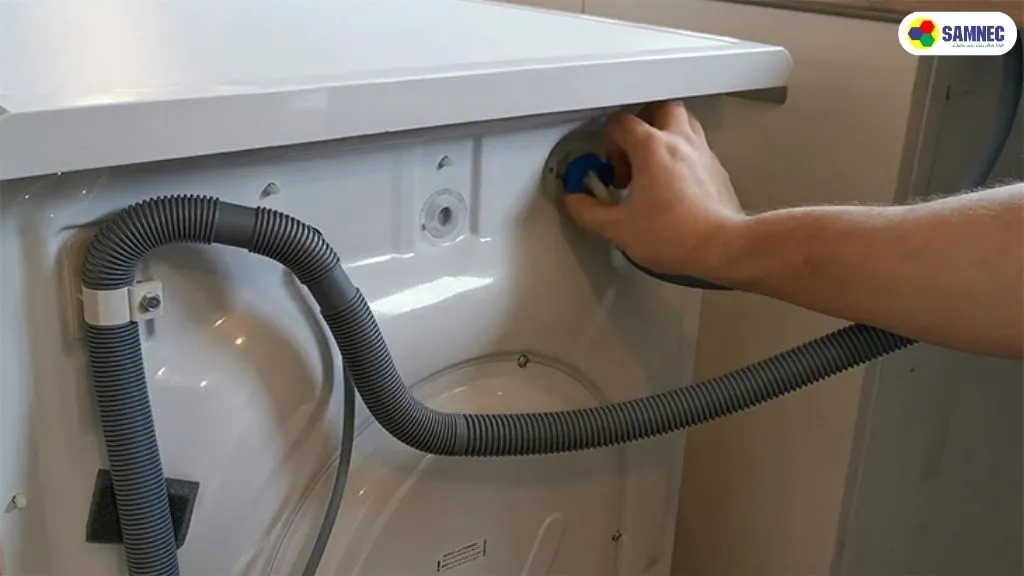 Kiểm tra đường ống thoát nước phía sau máy giặt Hitachi để tìm nguyên nhân lỗi F6