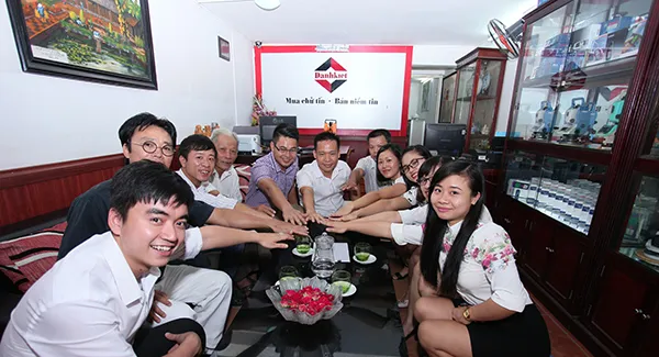 Kỹ thuật viên đang thực hiện đo đạc bằng máy kinh vĩ cơ tại công trình