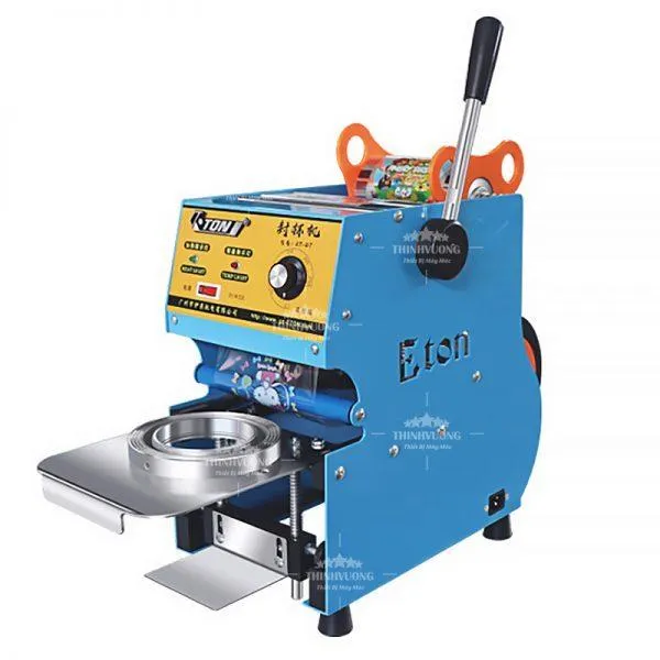 Kỹ thuật viên đang kiểm tra và sửa chữa máy dập nắp cốc, khắc phục lỗi hệ thống