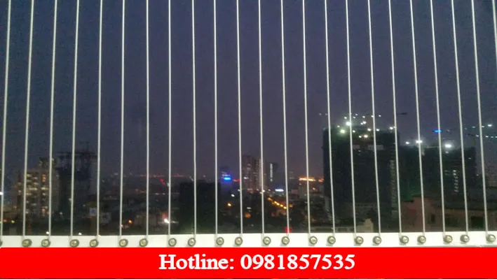 Kiểm tra và cố định kẹp chì chữ thập trên lưới an toàn ban công