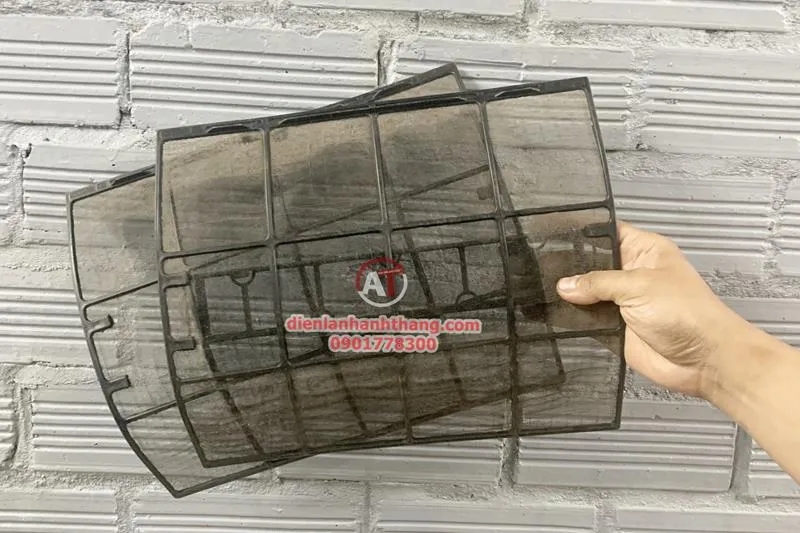 Lưới lọc bụi máy lạnh bị bẩn nghiêm trọng, cần tháo để vệ sinh định kỳ