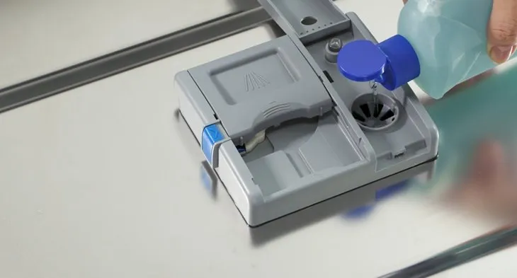 Đèn báo nước trợ xả trên bảng điều khiển máy rửa chén Electrolux