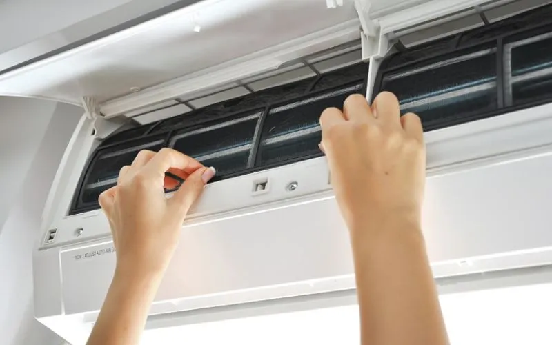 Lưu ý khi tháo và vệ sinh máng nước máy lạnh daikin