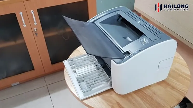 máy in Canon LBP 2900 đang hoạt động, biểu thị trạng thái sẵn sàng