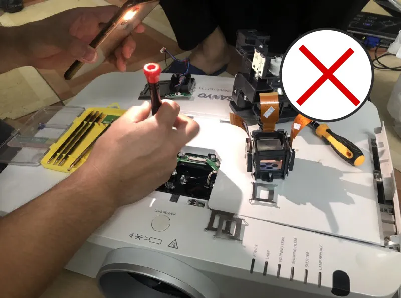 Hậu quả của việc tự ý sửa chữa máy chiếu Epson không có chuyên môn, gây hư hỏng nghiêm trọng và mất bảo hành