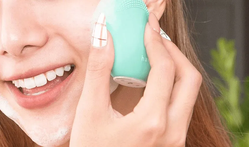 Di chuyển máy rửa mặt Halio theo chuyển động tròn nhẹ nhàng trên các vùng da mặt