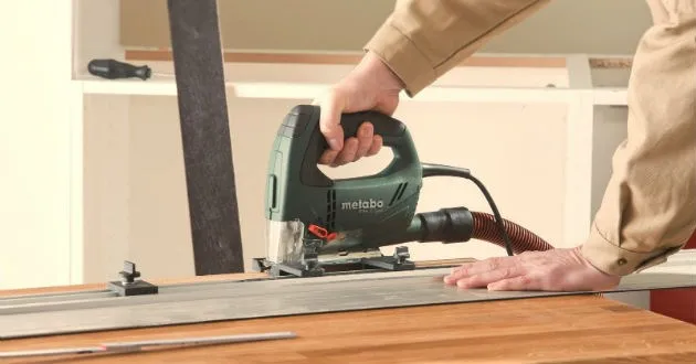 Quy trình tắt máy cưa gỗ đúng cách, ngắt nguồn điện an toàn, tránh hư hỏng động cơ