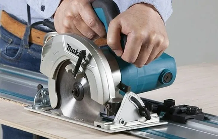 Cắt gỗ theo đường cưa đã đánh dấu, tránh thao tác quá nhanh để thành phẩm được hoàn chỉnh và chính xác